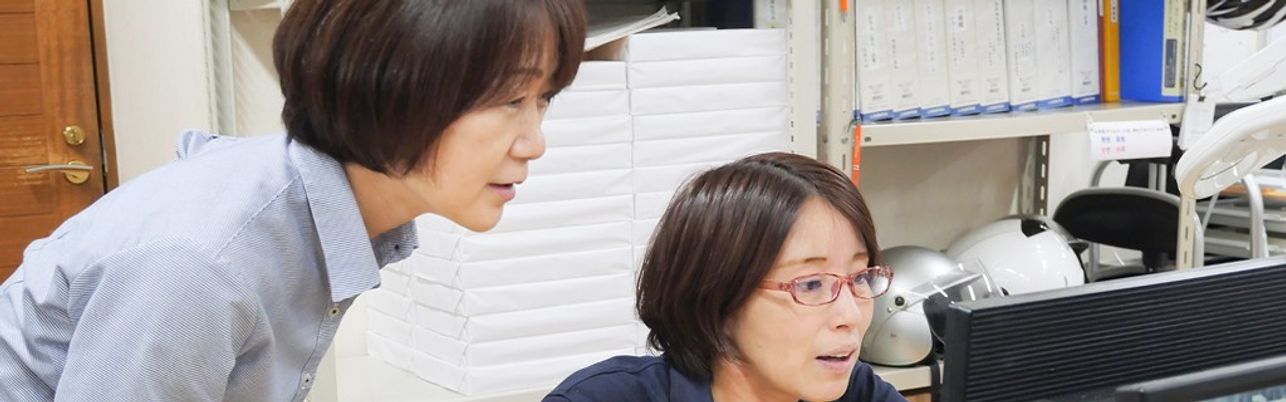 職員が作業するオフィス