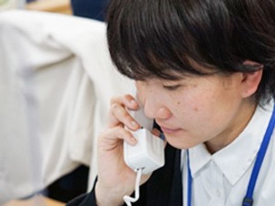 電話中のスタッフ