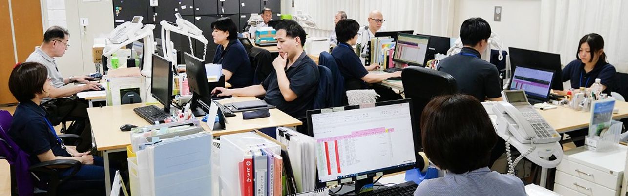 事務作業中のスタッフ