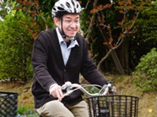 庭で自転車に乗る人