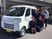 送迎車とスタッフ  