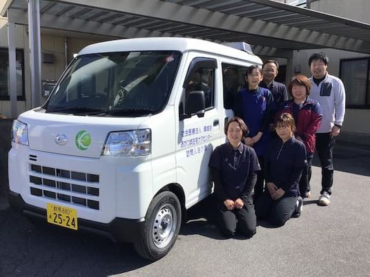 送迎車とスタッフ  