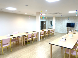 明るい空間の食堂