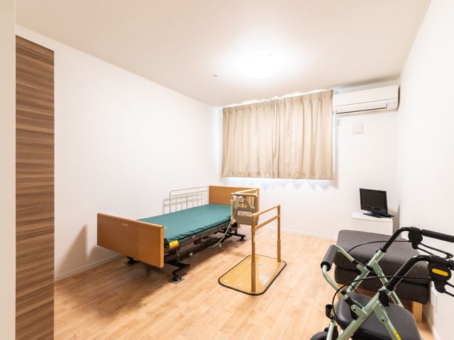居室のベッドと机