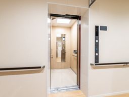 清潔感あるエレベーター入口