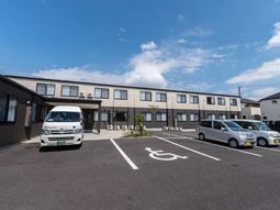 明るい外観の建物