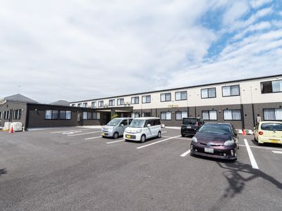 広い駐車場のある外観