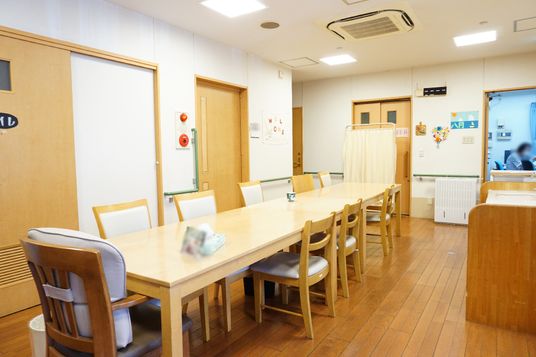 ダイニングテーブルと椅子の配置