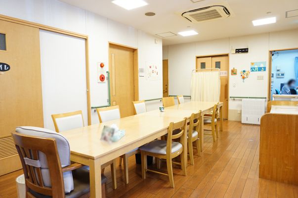 ダイニングテーブルと椅子の配置