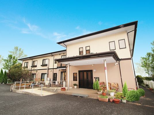 明るい外観の建物