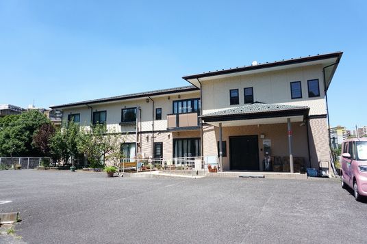 広々とした駐車場の建物