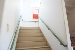 階段と手すりのある場所