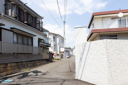 住宅街の通り風景