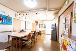 広々とした明るい食堂空間