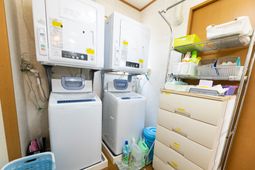 洗濯機と棚のある空間