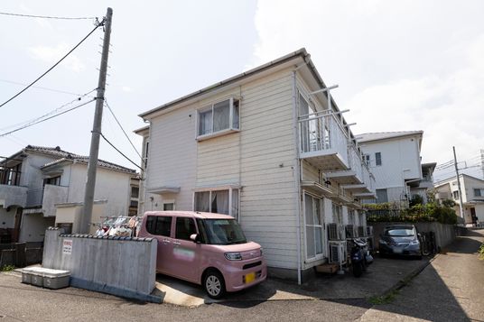 外観の建物と車両