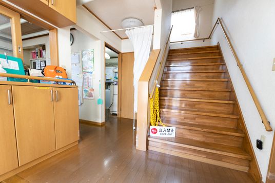 木製階段のある廊下