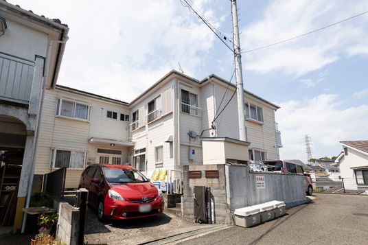 静かな住宅街の建物外観