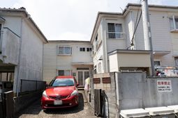 静かな街の一角に佇む建物