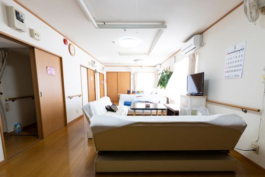 明るい居室と家具類