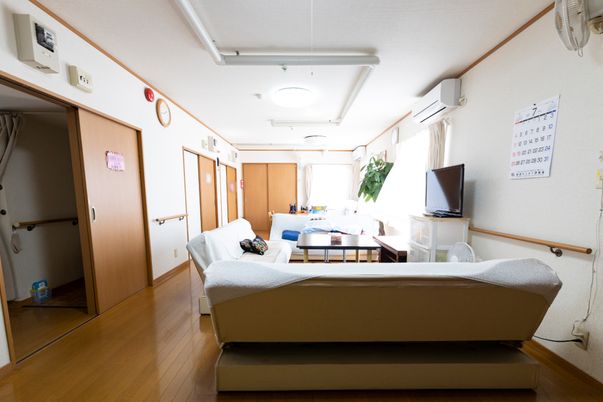 明るい居室と家具類
