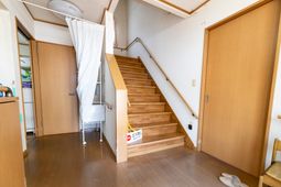 明るい廊下と階段