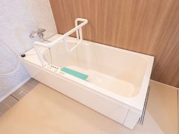 手すり付き浴槽