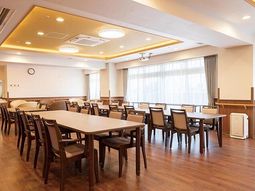 広い明るい食堂の様子