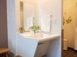 洗練された洗面台と鏡