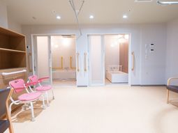 明るい浴室とシャワー室