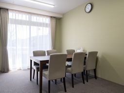 シンプルなダイニングルーム