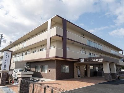 施設の外観が映る