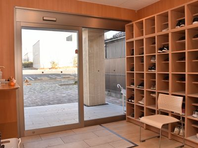 エントランスの靴棚と自動扉