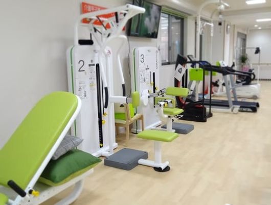 機能訓練機器が並ぶ室内  