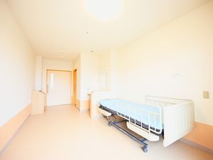 明るい居室のベッド  