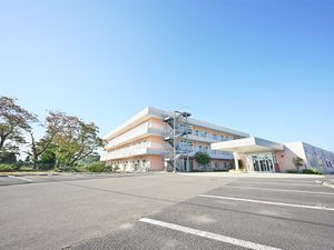 明るい施設外観  