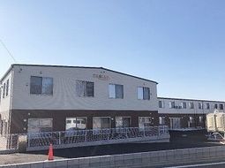 明るい外観の建物