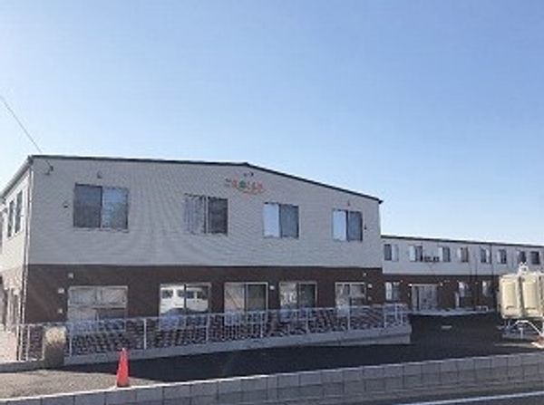 明るい外観の建物