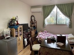 明るい居室の様子