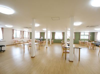 広々とした明るい食堂