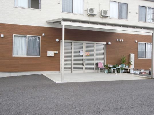 入口と植物があるエクステリア