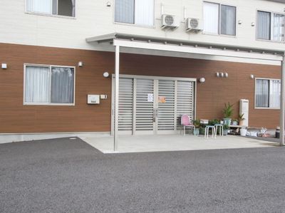 入口と植物があるエクステリア