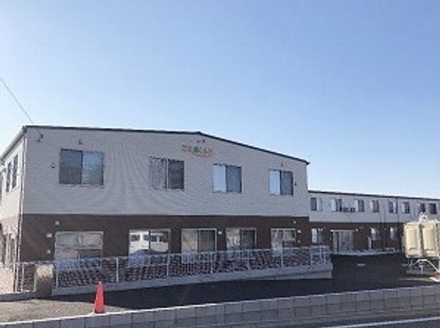明るい外観の建物