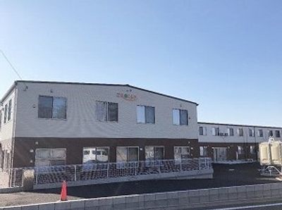 明るい外観の建物