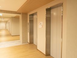 清潔な廊下とエレベーター