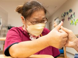 スタッフと利用者の手