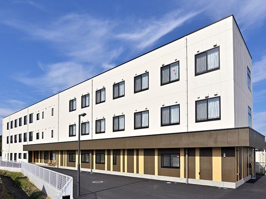 白い三階建て外観  