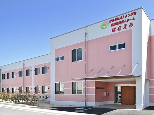 ピンクの建物外観  
