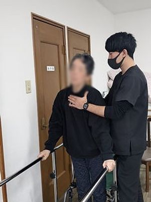 リハビリを支援するスタッフ