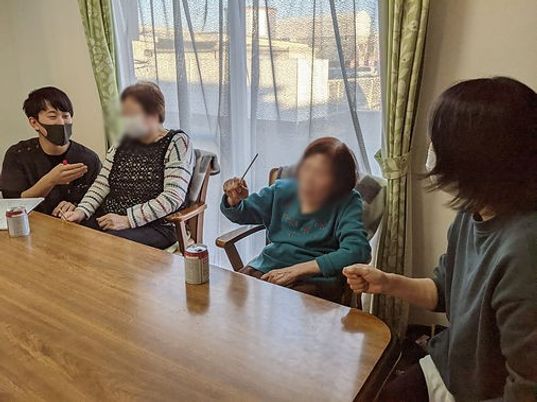 楽しい食事の場面
